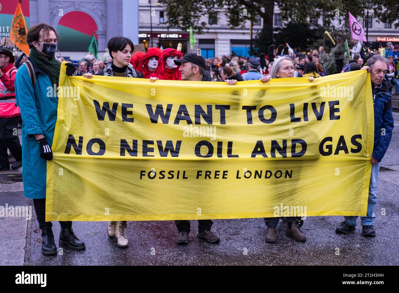 Demonstranten der Extinction Rebellion marschieren vom Marble Arch zum Intercontinental Hotel London mit großem Protestbanner „kein neues Öl und Gas“. Oktober. Stockfoto