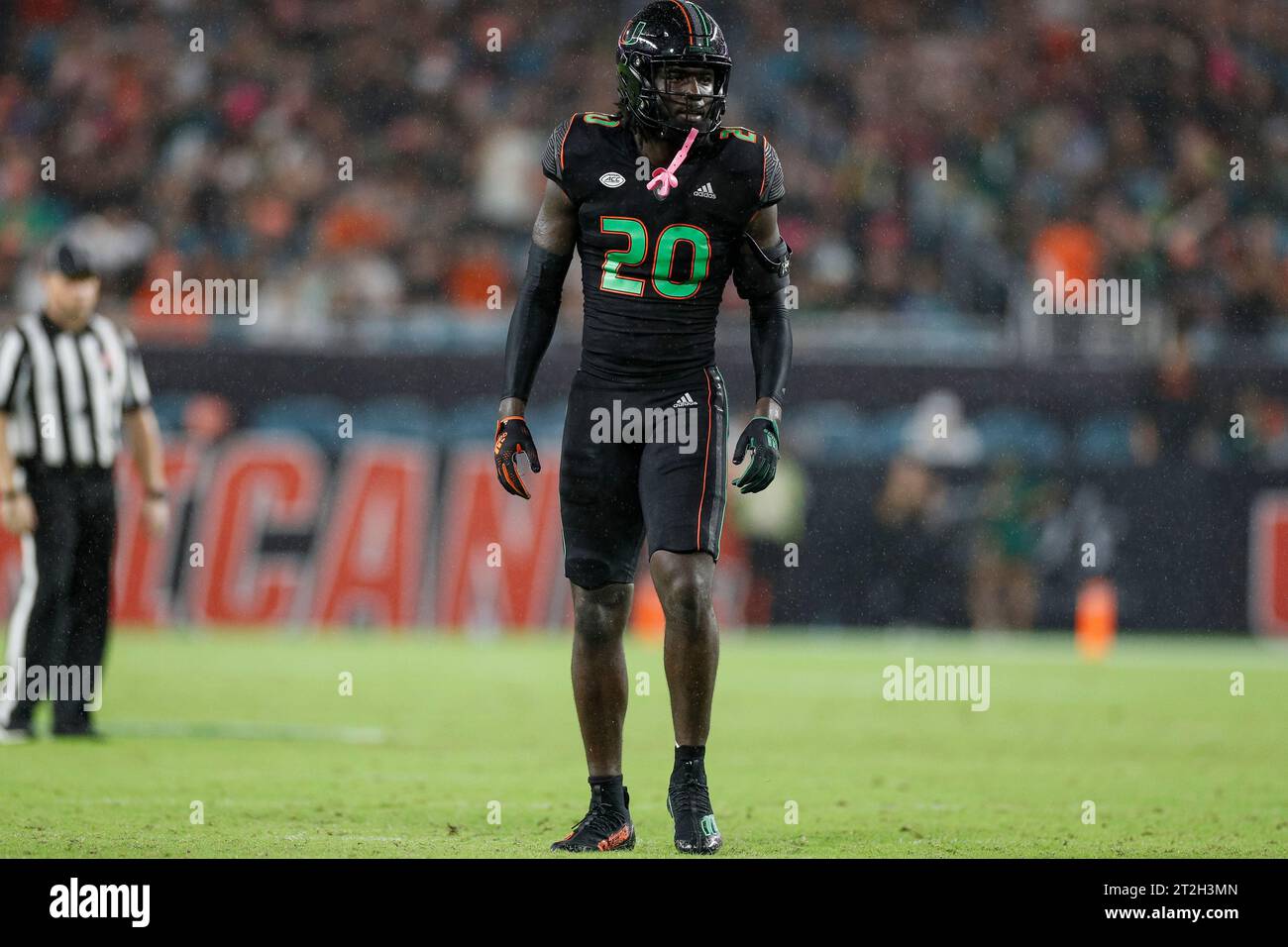 Miami Hurricanes Sicherheit James Williams (20) verteidigt während eines College Football regulären Saisonspiels gegen die Georgia Tech Yellow Jackets am Samstag, O Stockfoto