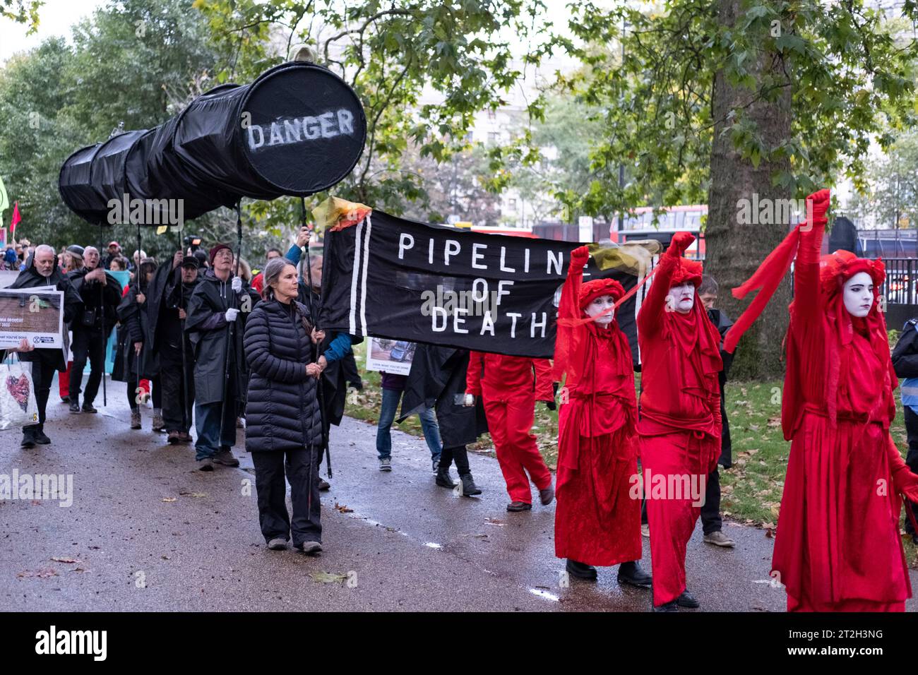 Die Red Rebel Brigade führte Fossil Fee London Protesters (Hyde Park) dazu, den Öl- und Gasgipfel in der Park Lane zu blockieren. Oktober 2023. XR Stockfoto