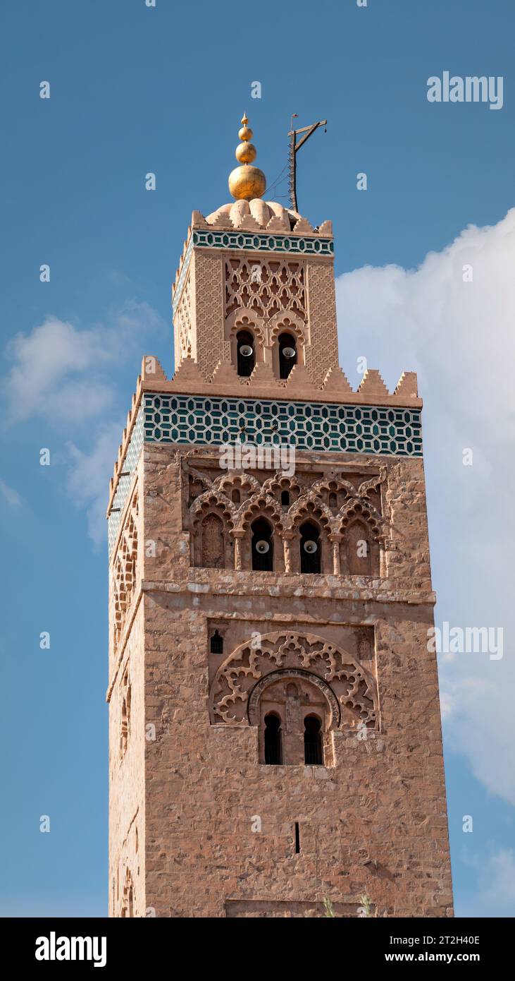 Minarett der Koutoubia-Moschee im Medina-Viertel von Marrakesch. Es ist die größte und berühmteste Moschee in Marrakesch, Marokko. Stockfoto