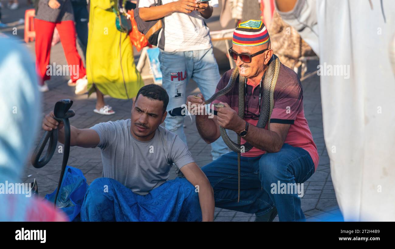 Marrakesch, Marokko - 15. September 2022: Schlangenbeschwörer auf dem Marktplatz von Jemaa el Fnaa in der Altstadt von Marrakesch. Der Platz ist voll von vielen Touristen Stockfoto