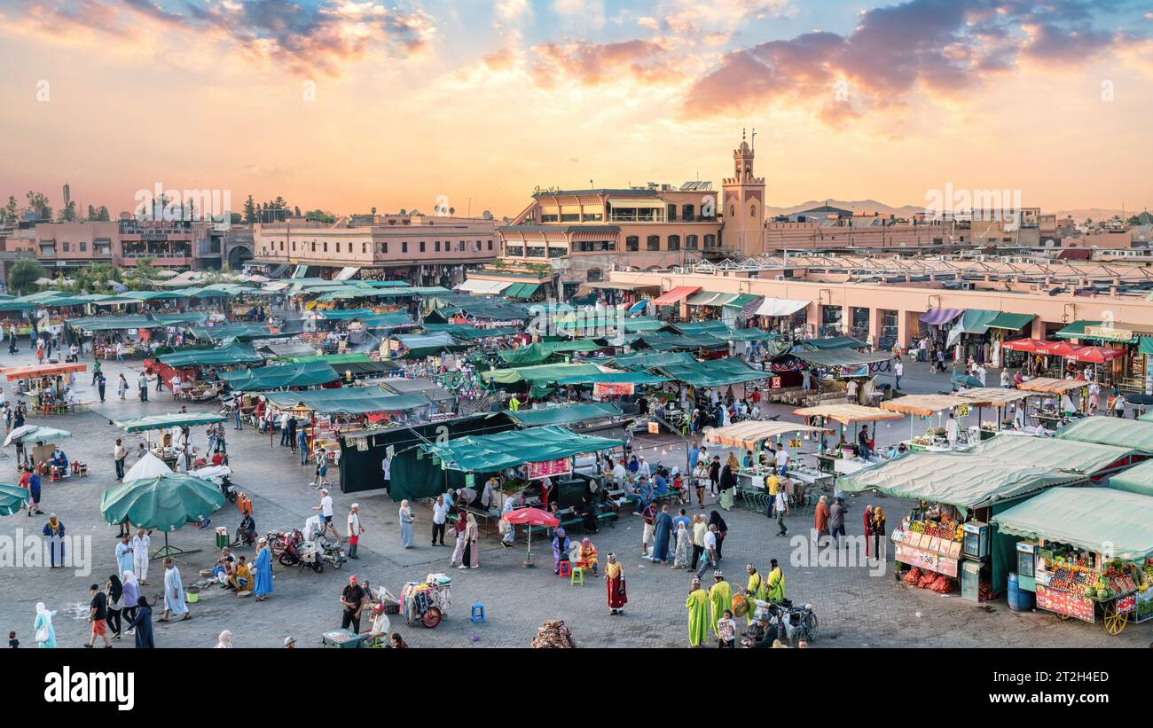 Marrakesch, Marokko - 10. September 2022: Platz Jemaa el Fnaa in der Altstadt von Marrakesch, bekannt für seine lebhafte Atmosphäre und vielfältige Aktivitäten Stockfoto