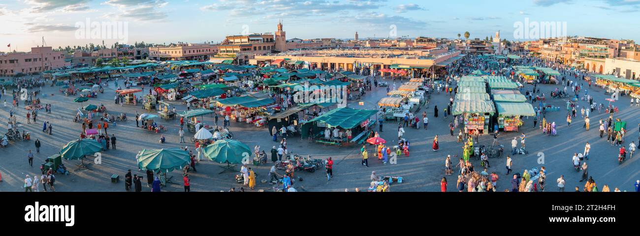Marrakesch, Marokko - 15. September 2022: Platz Jemaa el Fnaa in der Altstadt von Marrakesch, bekannt für seine lebhafte Atmosphäre und vielfältige Aktivitäten Stockfoto