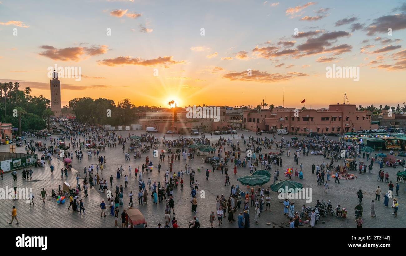 Marrakesch, Marokko - 15. September 2022: Platz Jemaa el Fnaa in der Altstadt von Marrakesch bei Sonnenuntergang, bekannt für seine lebhafte Atmosphäre und Vielfalt Stockfoto