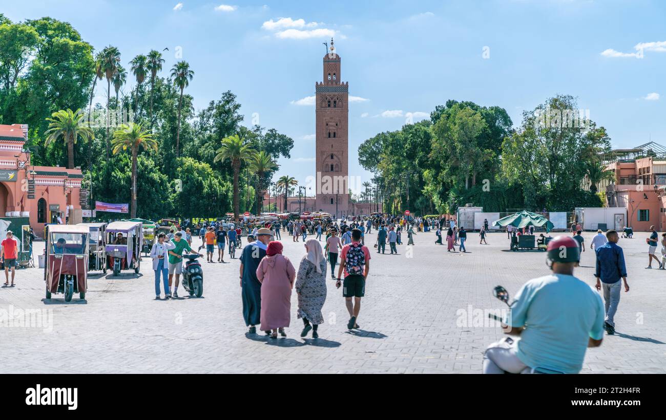 Marrakesch, Marokko - 15. September 2022: Minarett der Koutoubia-Moschee im Medina-Viertel aus Sicht des überfüllten Stadtzentrums. Es ist der größte und MOS Stockfoto