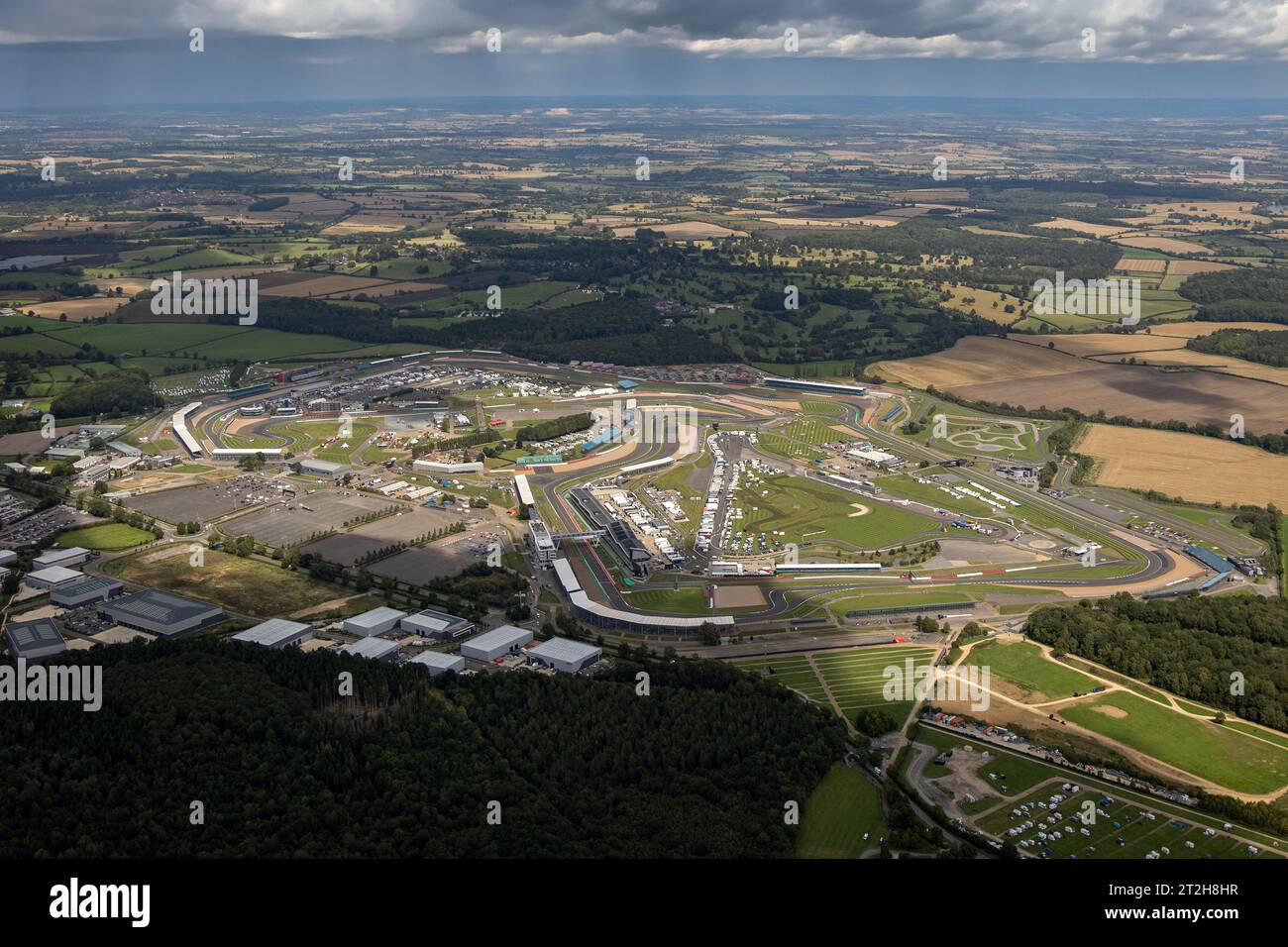 Rundblick auf die Rennstrecke Silverstone am Renntag, umgeben von der Landschaft von Northamptonshire und Buckinghamshire Stockfoto
