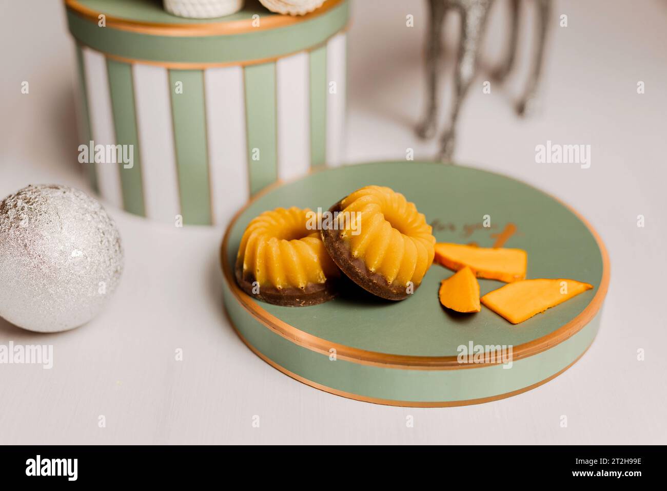 Weihnachts-Mockup-Konzept Kürbissnacks auf weißem Hintergrund. In Scheiben geschnittene ​​pumpkin in einem Tablett und Neujahrsdekor Stockfoto