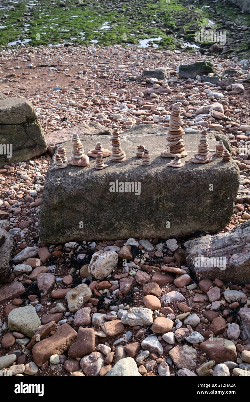 Stone Towers am Strand bei Swanbridge in der Nähe von Penarth South Wales U Stockfoto