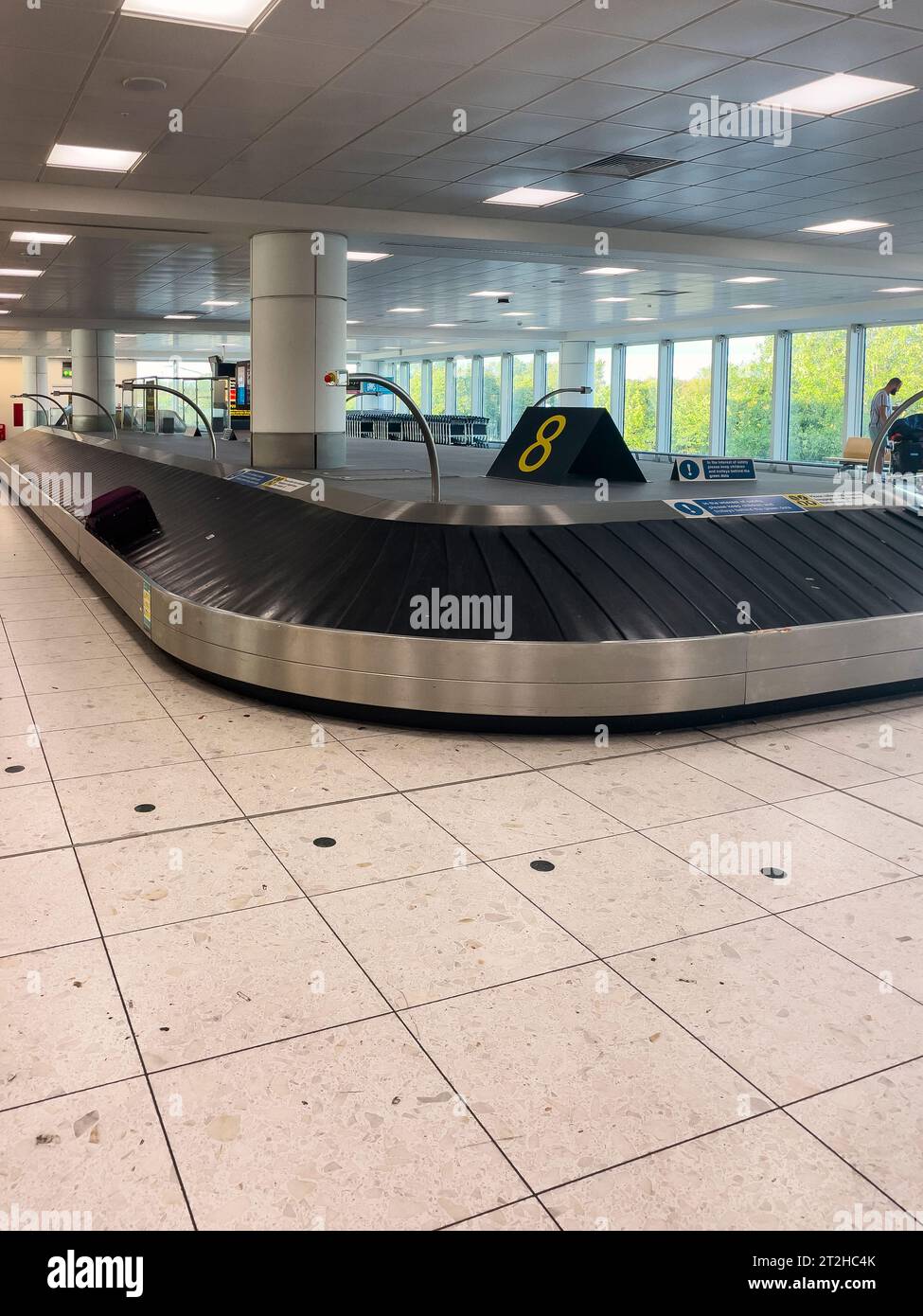 Gatwick, Surrey, England, Großbritannien. 02.10. 2023. Ankunftsterminal des Flughafens Gatwick: Leere Gepäckkarussells und keine Passagiere. Stockfoto