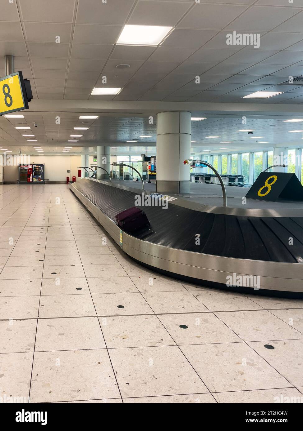 Gatwick, Surrey, England, Großbritannien. 02.10. 2023. Ankunftsterminal des Flughafens Gatwick: Leere Gepäckausgabe Karussells und keine Passagiere. Stockfoto