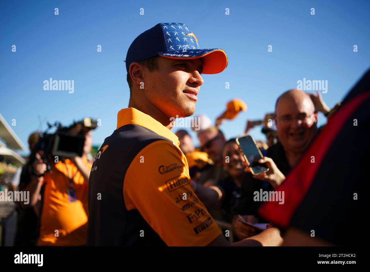 Austin, Usa. Oktober 2023. Der britische Formel-1-Pilot Lando Norris vom McLaren F1 Team unterzeichnet Autogramme während des Formel-1-Grand-Prix der USA auf dem Circuit of the Americas in Austin, Texas, am Donnerstag, den 19. Oktober 2023. Foto: Greg Nash/UPI Credit: UPI/Alamy Live News Stockfoto