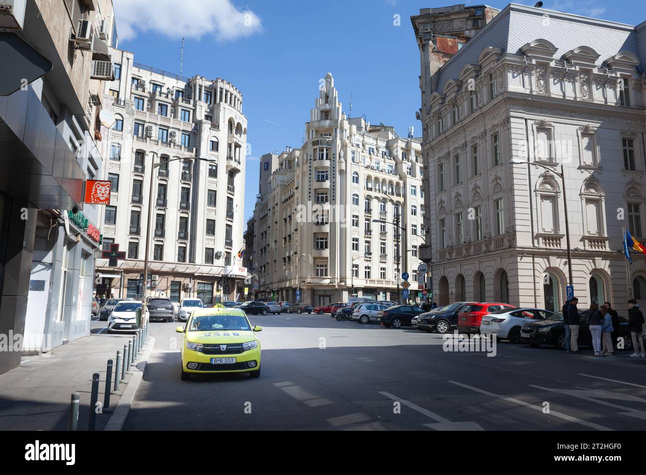 Bild eines rumänischen Taxis, ein logan, mit seiner typischen Taxifarbe, im Zentrum von Bukarest, Rumänien, bereit für eine Fahrt. Stockfoto