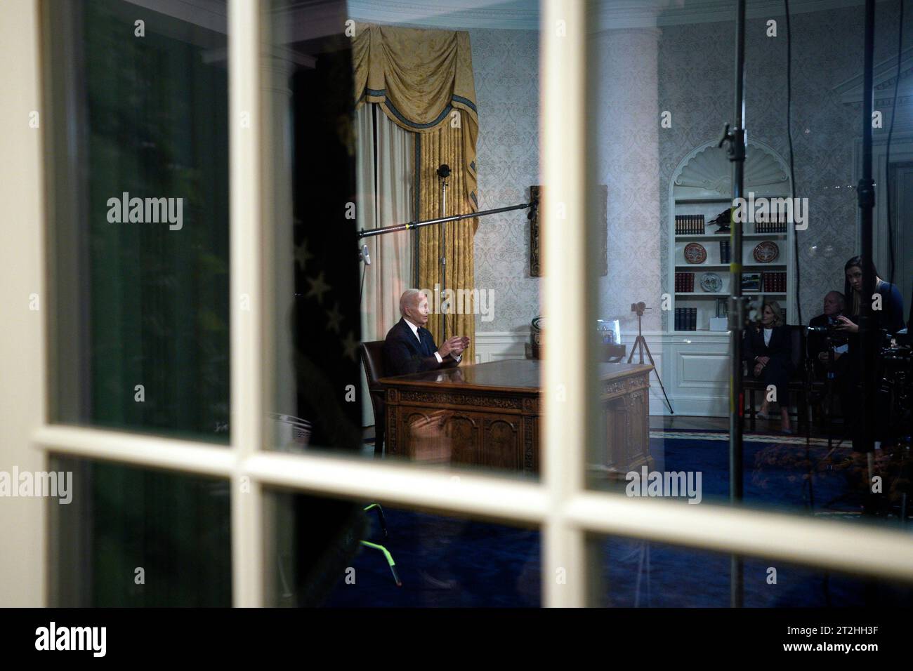 Washington, Usa. Oktober 2023. Präsident Joe Biden hält am Donnerstag, den 19. Oktober 2023, eine Hauptansprache an die Nation über seine Herangehensweisen an den Konflikt zwischen Israel und der Hamas, humanitäre Hilfe in Gaza und die fortgesetzte Unterstützung der Ukraine in ihrem Krieg mit Russland, vom Oval Office des Weißen Hauses in Washington, DC. Pool Foto von Jonathan Ernst/UPI Credit: UPI/Alamy Live News Stockfoto