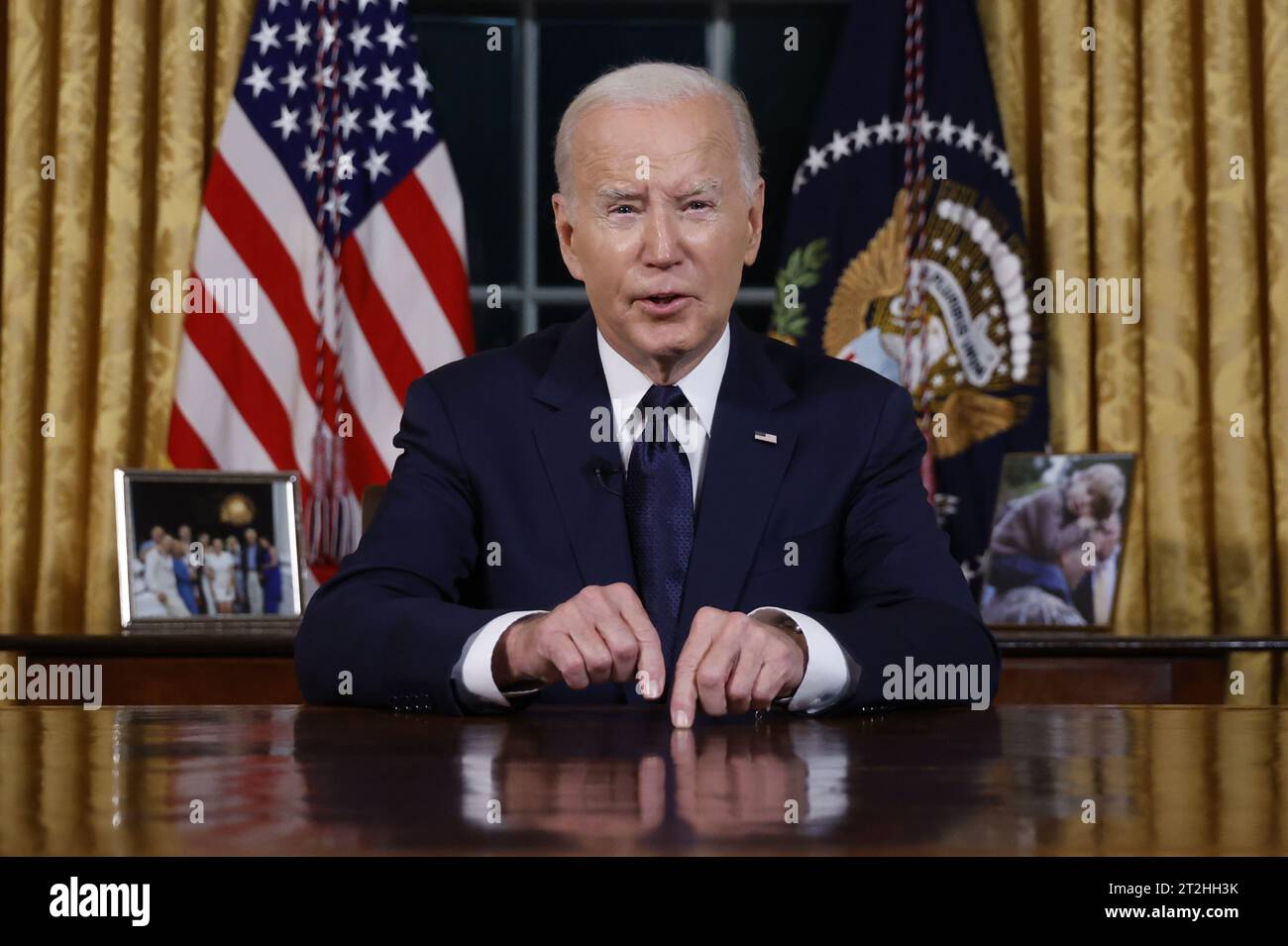 Washington, Usa. Oktober 2023. Präsident Joe Biden hält am Donnerstag, den 19. Oktober 2023, eine Hauptansprache an die Nation über seine Herangehensweisen an den Konflikt zwischen Israel und der Hamas, humanitäre Hilfe in Gaza und die fortgesetzte Unterstützung der Ukraine in ihrem Krieg mit Russland, vom Oval Office des Weißen Hauses in Washington, DC. Pool Foto von Jonathan Ernst/UPI Credit: UPI/Alamy Live News Stockfoto