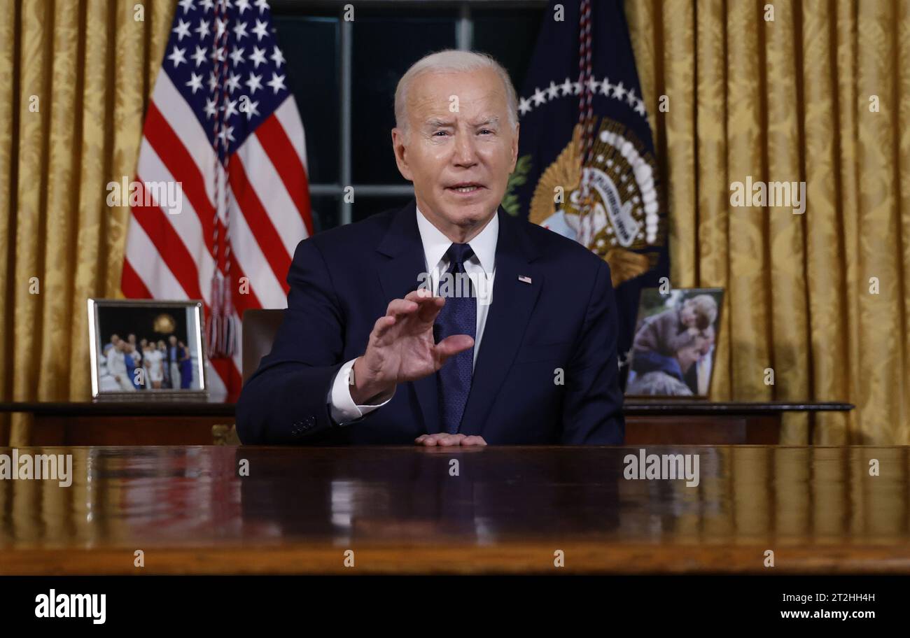 Washington, Usa. Oktober 2023. Präsident Joe Biden hält am Donnerstag, den 19. Oktober 2023, eine Hauptansprache an die Nation über seine Herangehensweisen an den Konflikt zwischen Israel und der Hamas, humanitäre Hilfe in Gaza und die fortgesetzte Unterstützung der Ukraine in ihrem Krieg mit Russland, vom Oval Office des Weißen Hauses in Washington, DC. Pool Foto von Jonathan Ernst/UPI Credit: UPI/Alamy Live News Stockfoto