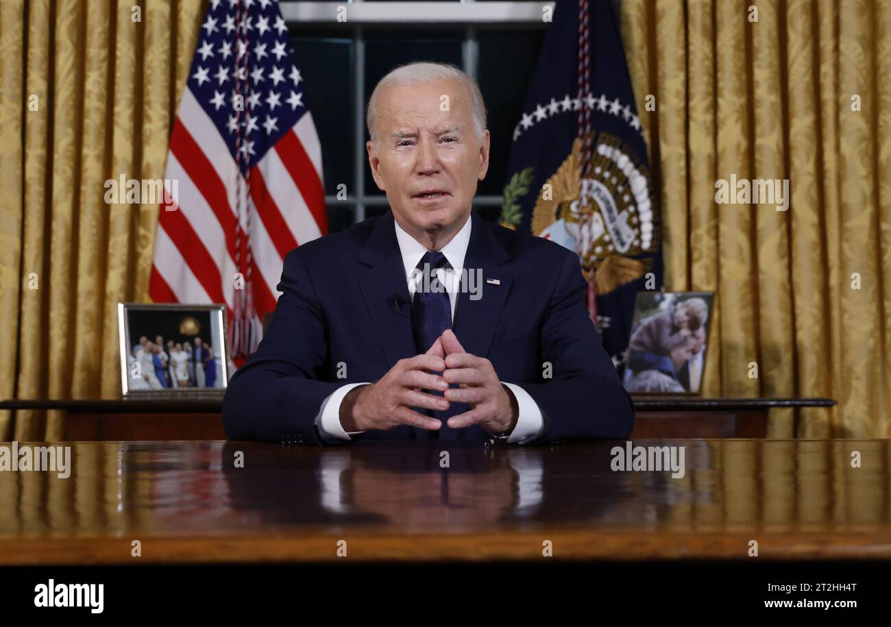 Washington, Usa. Oktober 2023. Präsident Joe Biden hält am Donnerstag, den 19. Oktober 2023, eine Hauptansprache an die Nation über seine Herangehensweisen an den Konflikt zwischen Israel und der Hamas, humanitäre Hilfe in Gaza und die fortgesetzte Unterstützung der Ukraine in ihrem Krieg mit Russland, vom Oval Office des Weißen Hauses in Washington, DC. Pool Foto von Jonathan Ernst/UPI Credit: UPI/Alamy Live News Stockfoto