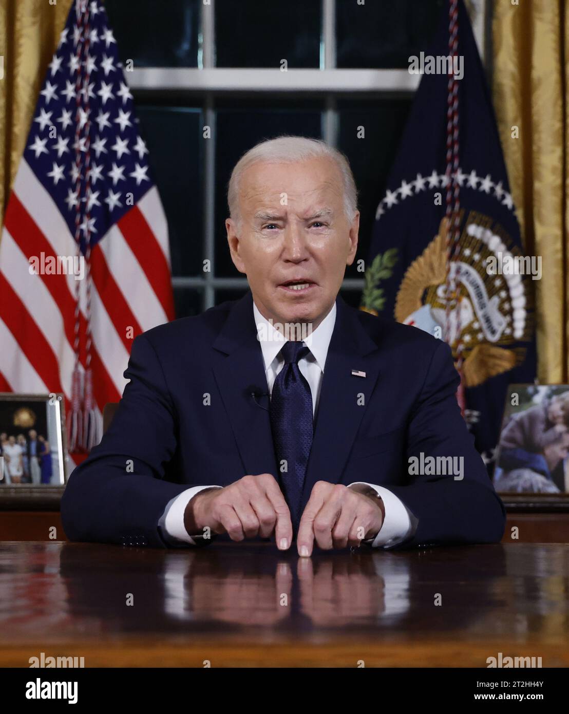 Washington, Usa. Oktober 2023. Präsident Joe Biden hält am Donnerstag, den 19. Oktober 2023, eine Hauptansprache an die Nation über seine Herangehensweisen an den Konflikt zwischen Israel und der Hamas, humanitäre Hilfe in Gaza und die fortgesetzte Unterstützung der Ukraine in ihrem Krieg mit Russland, vom Oval Office des Weißen Hauses in Washington, DC. Pool Foto von Jonathan Ernst/UPI Credit: UPI/Alamy Live News Stockfoto