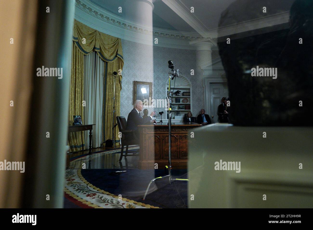 Washington, Usa. Oktober 2023. Präsident Joe Biden hält am Donnerstag, den 19. Oktober 2023, eine Hauptansprache an die Nation über seine Herangehensweisen an den Konflikt zwischen Israel und der Hamas, humanitäre Hilfe in Gaza und die fortgesetzte Unterstützung der Ukraine in ihrem Krieg mit Russland, vom Oval Office des Weißen Hauses in Washington, DC. Foto: Yuri Gripas/UPI Credit: UPI/Alamy Live News Stockfoto