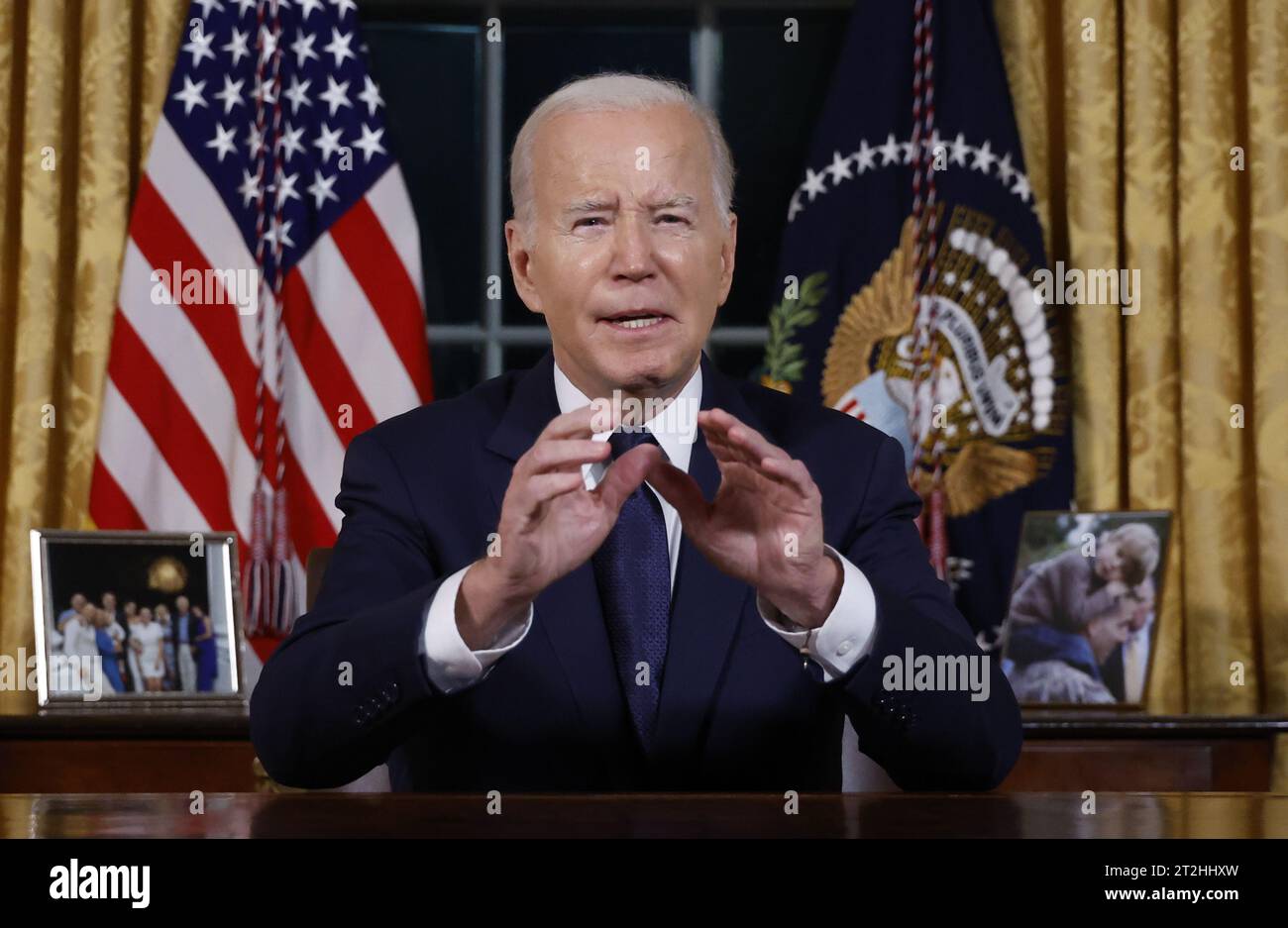 Washington, Usa. Oktober 2023. Präsident Joe Biden hält am Donnerstag, den 19. Oktober 2023, eine Hauptansprache an die Nation über seine Herangehensweisen an den Konflikt zwischen Israel und der Hamas, humanitäre Hilfe in Gaza und die fortgesetzte Unterstützung der Ukraine in ihrem Krieg mit Russland, vom Oval Office des Weißen Hauses in Washington, DC. Pool Foto von Jonathan Ernst/UPI Credit: UPI/Alamy Live News Stockfoto