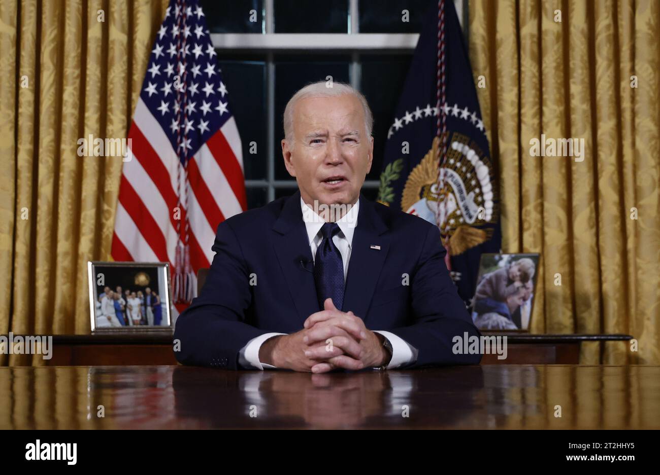 Washington, Usa. Oktober 2023. Präsident Joe Biden hält am Donnerstag, den 19. Oktober 2023, eine Hauptansprache an die Nation über seine Herangehensweisen an den Konflikt zwischen Israel und der Hamas, humanitäre Hilfe in Gaza und die fortgesetzte Unterstützung der Ukraine in ihrem Krieg mit Russland, vom Oval Office des Weißen Hauses in Washington, DC. Pool Foto von Jonathan Ernst/UPI Credit: UPI/Alamy Live News Stockfoto