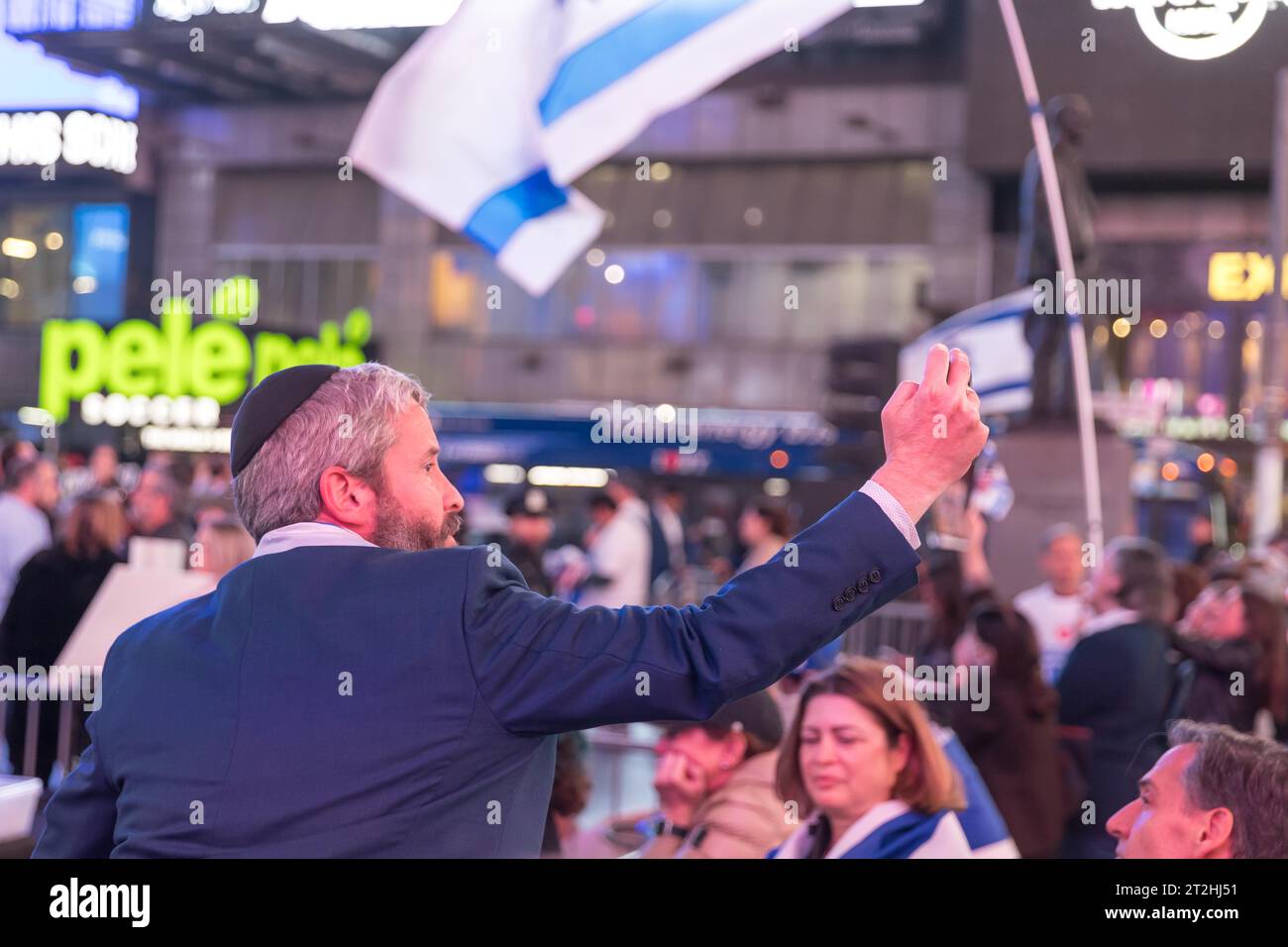New York, USA, 19. Oktober 2023, am 19. Oktober 2023 versammelten sich Menschen zu einer Kundgebung auf dem Times Square, bei der die Hamas israelische Geiseln freiließ. Familienangehörige der von der Hamas festgenommenen Geiseln schlossen sich Politikern, Mitgliedern der israelischen Gemeinschaft und Unterstützern an, als sie die Freilassung der Männer, Frauen und Kinder forderten, die von der militanten Gruppe während ihres Angriffs am 7. Oktober entführt wurden. Die Veranstaltung, die vom israelisch-amerikanischen Rat (IAC) und anderen jüdischen Gemeindeorganisationen organisiert wurde, projizierte auch die Gesichter der Geiseln auf 15 Werbetafeln und zeigte Hologramme der h Stockfoto