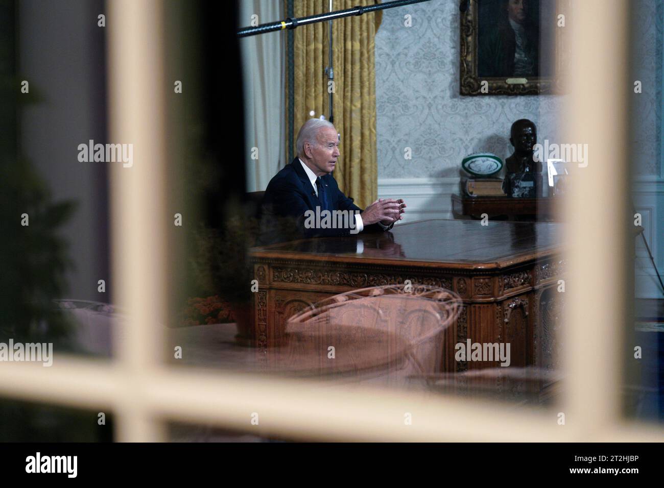 Washington, Usa. Oktober 2023. Präsident Joe Biden hält am Donnerstag, den 19. Oktober 2023, eine Hauptansprache an die Nation über seine Herangehensweisen an den Konflikt zwischen Israel und der Hamas, humanitäre Hilfe in Gaza und die fortgesetzte Unterstützung der Ukraine in ihrem Krieg mit Russland, vom Oval Office des Weißen Hauses in Washington, DC. Foto: Yuri Gripas/UPI Credit: UPI/Alamy Live News Stockfoto