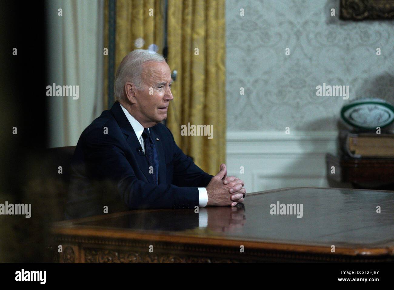 Washington, Usa. Oktober 2023. Präsident Joe Biden hält am Donnerstag, den 19. Oktober 2023, eine Hauptansprache an die Nation über seine Herangehensweisen an den Konflikt zwischen Israel und der Hamas, humanitäre Hilfe in Gaza und die fortgesetzte Unterstützung der Ukraine in ihrem Krieg mit Russland, vom Oval Office des Weißen Hauses in Washington, DC. Foto: Yuri Gripas/UPI Credit: UPI/Alamy Live News Stockfoto