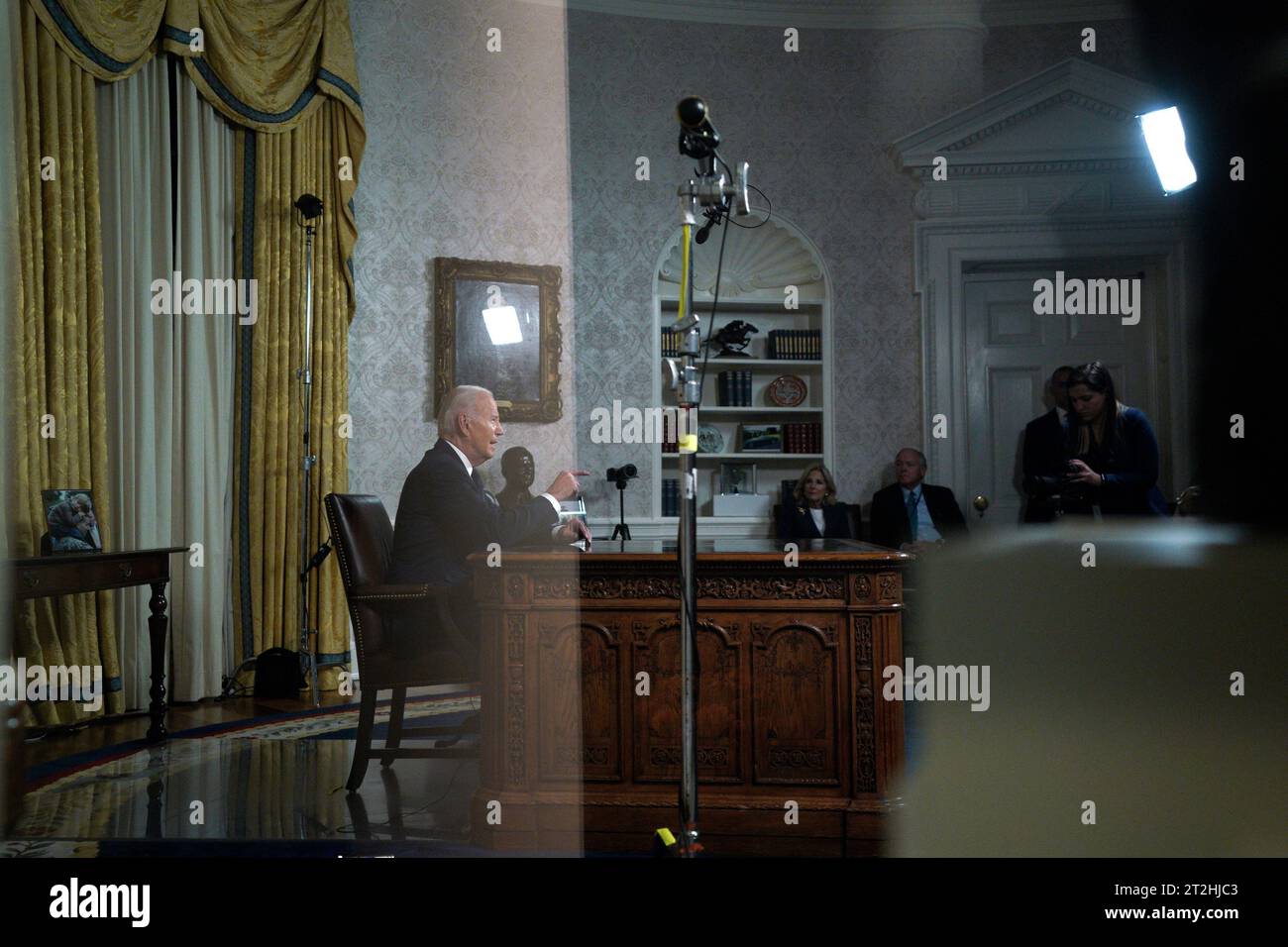 Washington, Usa. Oktober 2023. Präsident Joe Biden hält am Donnerstag, den 19. Oktober 2023, eine Hauptansprache an die Nation über seine Herangehensweisen an den Konflikt zwischen Israel und der Hamas, humanitäre Hilfe in Gaza und die fortgesetzte Unterstützung der Ukraine in ihrem Krieg mit Russland, vom Oval Office des Weißen Hauses in Washington, DC. Foto: Yuri Gripas/UPI Credit: UPI/Alamy Live News Stockfoto