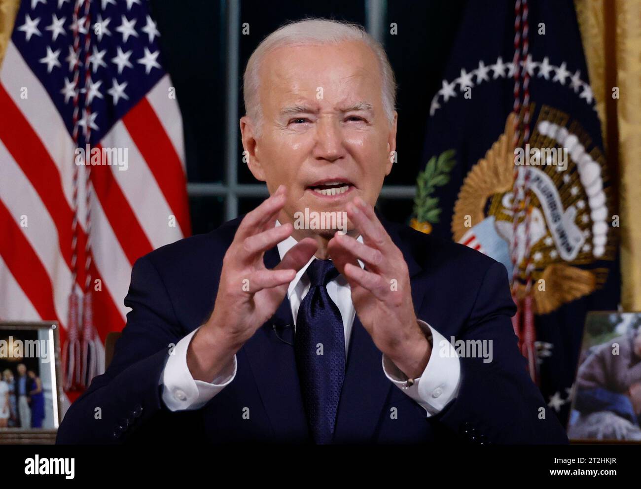Washington, Usa. Oktober 2023. Präsident Joe Biden hält am Donnerstag, den 19. Oktober 2023, eine Hauptansprache an die Nation über seine Herangehensweisen an den Konflikt zwischen Israel und der Hamas, humanitäre Hilfe in Gaza und die fortgesetzte Unterstützung der Ukraine in ihrem Krieg mit Russland, vom Oval Office des Weißen Hauses in Washington, DC. Pool Foto von Jonathan Ernst/UPI Credit: UPI/Alamy Live News Stockfoto