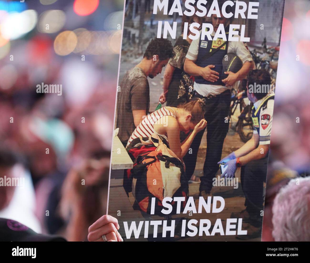 New York, New York, USA. Oktober 2023. (NEU) israelisch-amerikanischer Rat auf dem Times Square. 19. Oktober 2023, Times Square, New York, USA: Die Rallye des israelischen amerikanischen Rates fand am Times Square, Manhattan, statt, um allen ihre Missstände zum Ausdruck zu bringen.“ Bringen Sie Sie Jetzt Nach Hause“. Dies bezieht sich auf die einzelnen Tragödien, die von der Hamas am 7. Oktober 2023 entführt wurden. An der Kundgebung nahmen insbesondere die Anwesenheit des Mehrheitsführers des US-Senats Chuck Schumer und eine herzliche Videobotschaft an den Bürgermeister von New York City, Eric Adams, Teil, der nicht persönlich anwesend ist. Die Zusammenkunft wurde charakterisiert Stockfoto