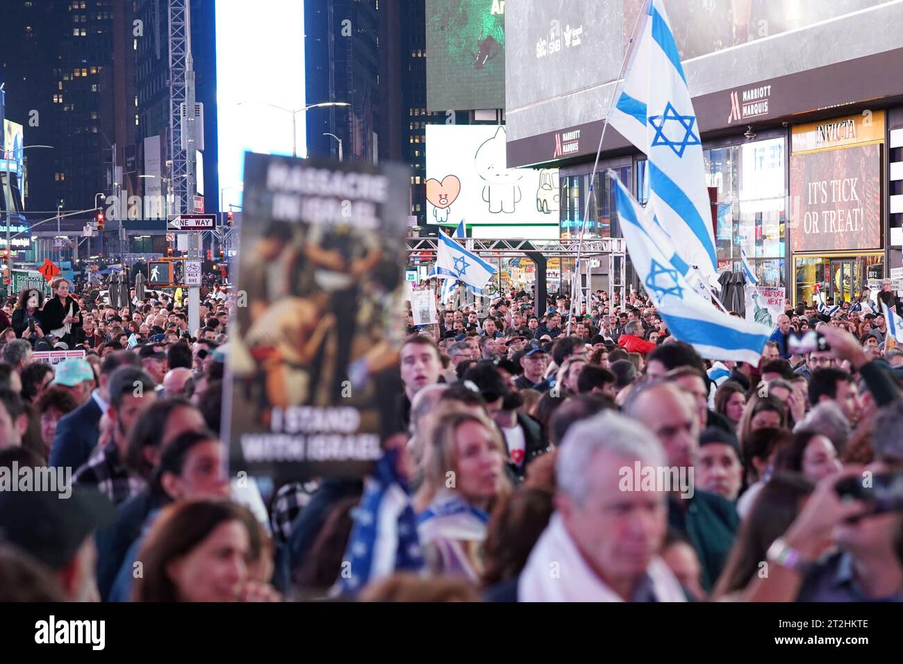 New York, New York, USA. Oktober 2023. (NEU) israelisch-amerikanischer Rat auf dem Times Square. 19. Oktober 2023, Times Square, New York, USA: Die Rallye des israelischen amerikanischen Rates fand am Times Square, Manhattan, statt, um allen ihre Missstände zum Ausdruck zu bringen.“ Bringen Sie Sie Jetzt Nach Hause“. Dies bezieht sich auf die einzelnen Tragödien, die von der Hamas am 7. Oktober 2023 entführt wurden. An der Kundgebung nahmen insbesondere die Anwesenheit des Mehrheitsführers des US-Senats Chuck Schumer und eine herzliche Videobotschaft an den Bürgermeister von New York City, Eric Adams, Teil, der nicht persönlich anwesend ist. Die Zusammenkunft wurde charakterisiert Stockfoto