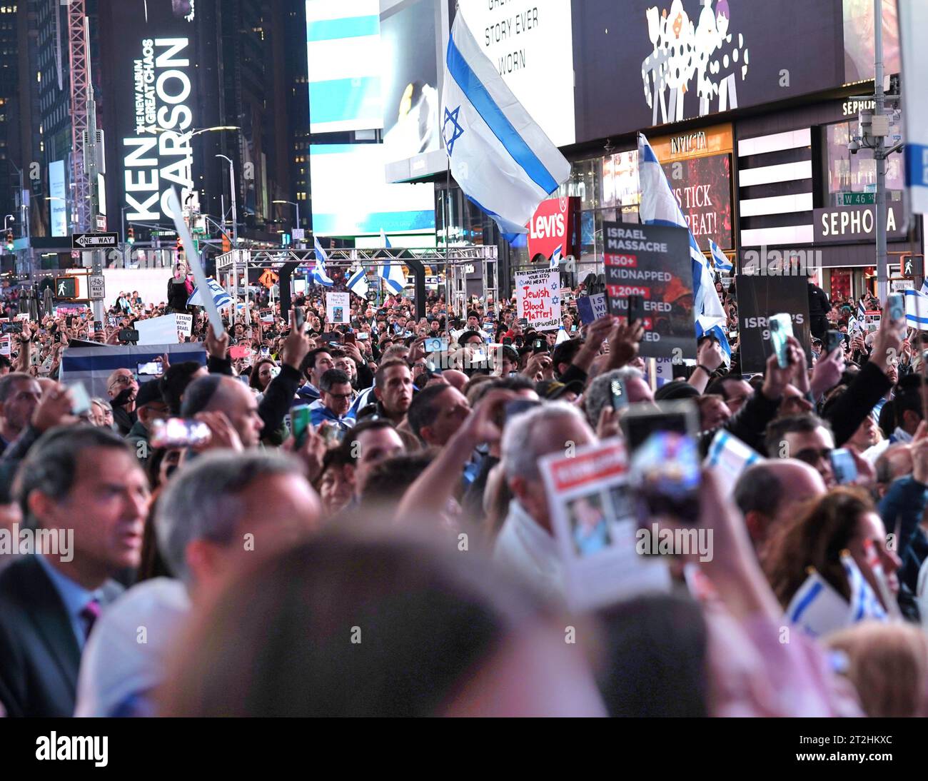 New York, New York, USA. Oktober 2023. (NEU) israelisch-amerikanischer Rat auf dem Times Square. 19. Oktober 2023, Times Square, New York, USA: Die Rallye des israelischen amerikanischen Rates fand am Times Square, Manhattan, statt, um allen ihre Missstände zum Ausdruck zu bringen.“ Bringen Sie Sie Jetzt Nach Hause“. Dies bezieht sich auf die einzelnen Tragödien, die von der Hamas am 7. Oktober 2023 entführt wurden. An der Kundgebung nahmen insbesondere die Anwesenheit des Mehrheitsführers des US-Senats Chuck Schumer und eine herzliche Videobotschaft an den Bürgermeister von New York City, Eric Adams, Teil, der nicht persönlich anwesend ist. Die Zusammenkunft wurde charakterisiert Stockfoto