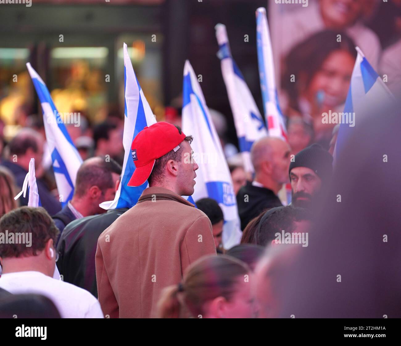 New York, New York, USA. Oktober 2023. (NEU) israelisch-amerikanischer Rat auf dem Times Square. 19. Oktober 2023, Times Square, New York, USA: Die Rallye des israelischen amerikanischen Rates fand am Times Square, Manhattan, statt, um allen ihre Missstände zum Ausdruck zu bringen.“ Bringen Sie Sie Jetzt Nach Hause“. Dies bezieht sich auf die einzelnen Tragödien, die von der Hamas am 7. Oktober 2023 entführt wurden. An der Kundgebung nahmen insbesondere die Anwesenheit des Mehrheitsführers des US-Senats Chuck Schumer und eine herzliche Videobotschaft an den Bürgermeister von New York City, Eric Adams, Teil, der nicht persönlich anwesend ist. Die Zusammenkunft wurde charakterisiert Stockfoto