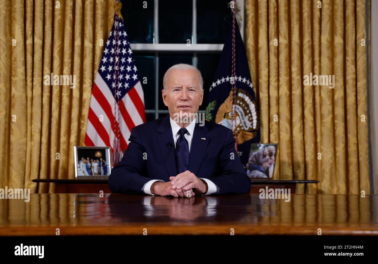 Washington, Vereinigte Staaten. Oktober 2023. US-Präsident Joe Biden hält eine Hauptansprache an die Nation, in der er vom Oval Office des Weißen Hauses in Washington, USA, am 19. Oktober 2023 über seine Herangehensweise an den Konflikt zwischen Israel und Hamas, humanitäre Hilfe in Gaza und die weitere Unterstützung der Ukraine in ihrem Krieg mit Russland berichtet. Quelle: Jonathan Ernst/Pool über CNP/dpa/Alamy Live News Stockfoto