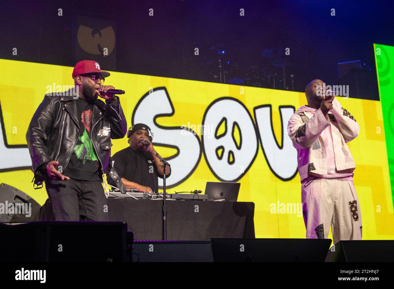 Seattle, USA. Oktober 2023. Talib Kweli tritt mit Maseo (Vincent Lamont Mason Jr.) und Posdnuos (Kelvin Mercer) von de La Soul während der New York State of Mind Tour in der Climate Pledge Arena am 18. Oktober 2023 in Seattle, Washington auf (Foto: Daniel DeSlover/SIPA USA) Credit: SIPA USA/Alamy Live News Stockfoto