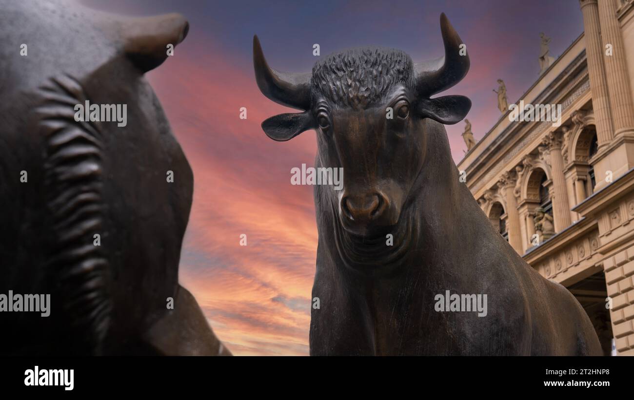 Bullenmarkt - dieser Bulle symbolisiert die boomenden Finanzmärkte und steht vor der Frankfurter Börse Stockfoto