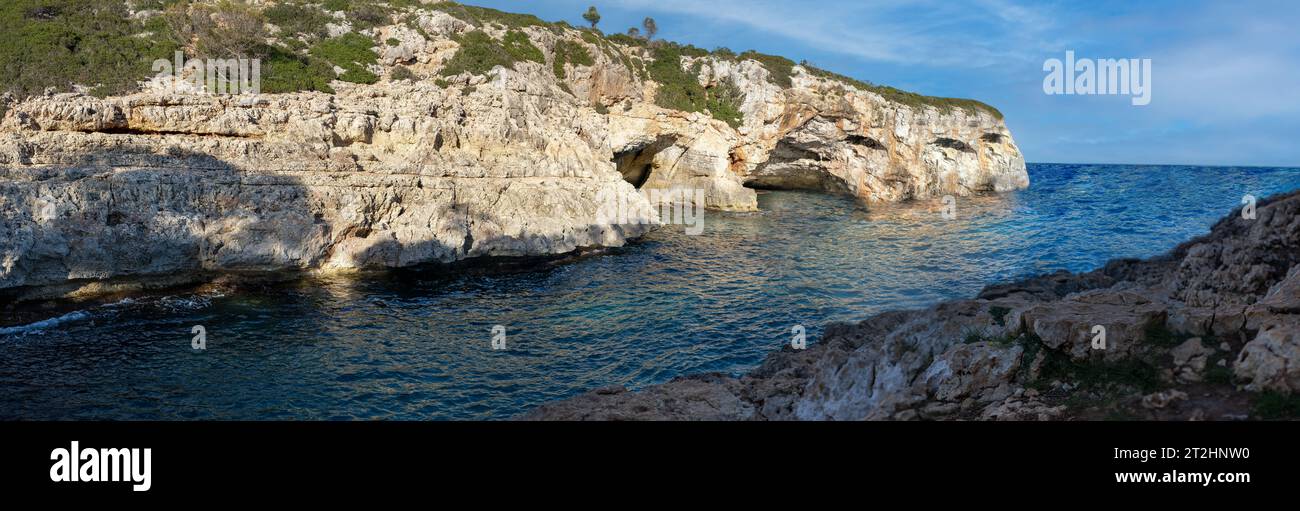 Panoramablick auf Steintore in der Bucht von Cala Varques, Mittelmeer, wunderschöne Bucht auf Mallorca, Spanien Stockfoto