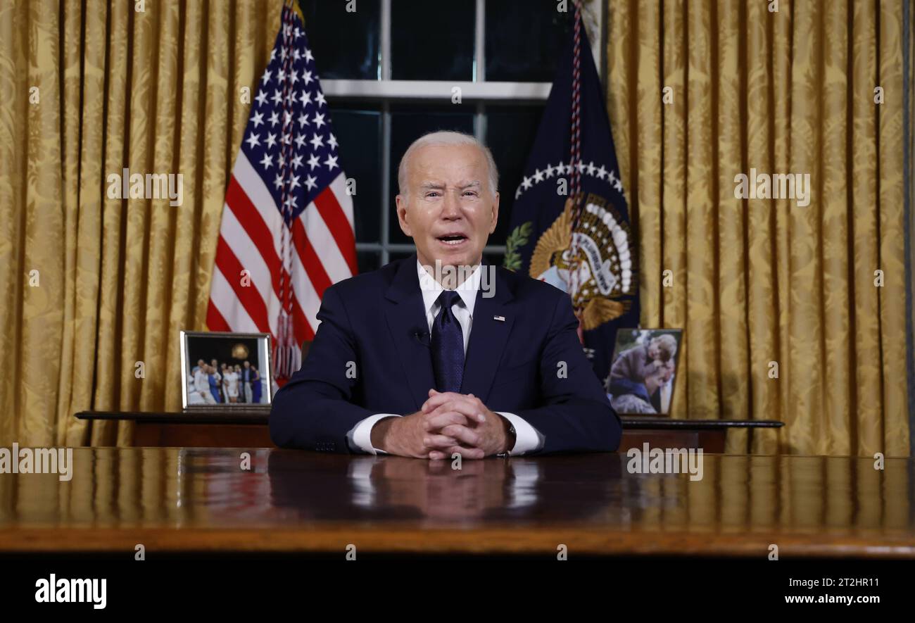 US-Präsident Joe Biden hält eine Hauptansprache an die Nation, in der er vom Oval Office des Weißen Hauses in Washington, USA, am 19. Oktober 2023 über seine Herangehensweisen an den Konflikt zwischen Israel und Hamas, humanitäre Hilfe in Gaza und die weitere Unterstützung der Ukraine in ihrem Krieg mit Russland berichtet. Copyright: XJonathanxErnstx/xPoolxviaxCNPx/MediaPunchx Credit: Imago/Alamy Live News Stockfoto