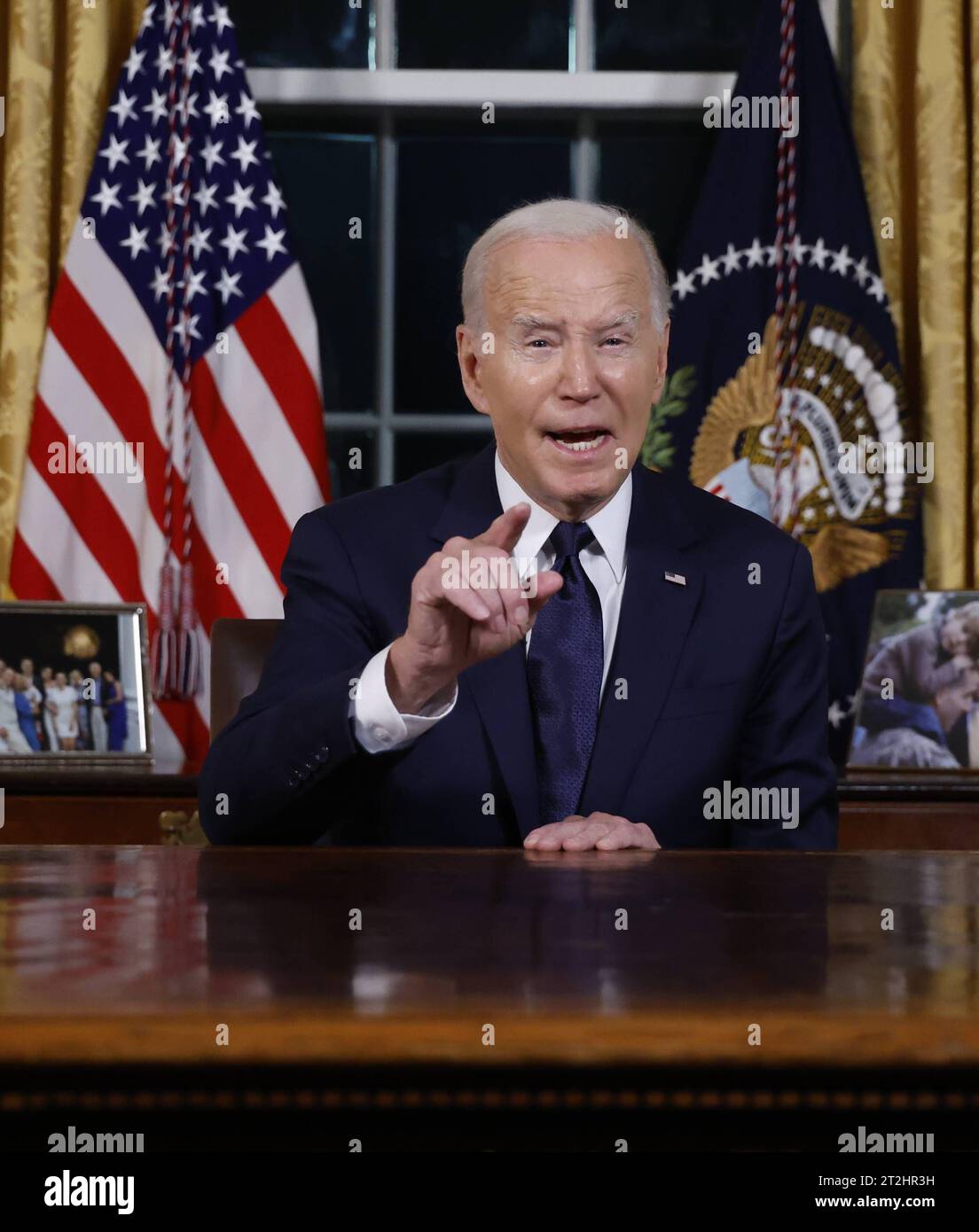 US-Präsident Joe Biden hält eine Hauptansprache an die Nation, in der er vom Oval Office des Weißen Hauses in Washington, USA, am 19. Oktober 2023 über seine Herangehensweisen an den Konflikt zwischen Israel und Hamas, humanitäre Hilfe in Gaza und die weitere Unterstützung der Ukraine in ihrem Krieg mit Russland berichtet. Copyright: XJonathanxErnstx/xPoolxviaxCNPx/MediaPunchx Credit: Imago/Alamy Live News Stockfoto