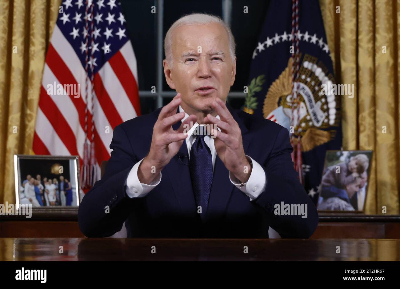US-Präsident Joe Biden hält eine Hauptansprache an die Nation, in der er vom Oval Office des Weißen Hauses in Washington, USA, am 19. Oktober 2023 über seine Herangehensweisen an den Konflikt zwischen Israel und Hamas, humanitäre Hilfe in Gaza und die weitere Unterstützung der Ukraine in ihrem Krieg mit Russland berichtet. Copyright: XJonathanxErnstx/xPoolxviaxCNPx/MediaPunchx Credit: Imago/Alamy Live News Stockfoto