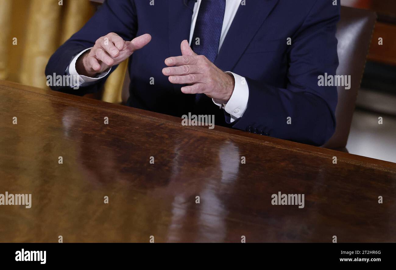 US-Präsident Joe Biden hält eine Hauptansprache an die Nation, in der er vom Oval Office des Weißen Hauses in Washington, USA, am 19. Oktober 2023 über seine Herangehensweisen an den Konflikt zwischen Israel und Hamas, humanitäre Hilfe in Gaza und die weitere Unterstützung der Ukraine in ihrem Krieg mit Russland berichtet. Copyright: XJonathanxErnstx/xPoolxviaxCNPx/MediaPunchx Credit: Imago/Alamy Live News Stockfoto