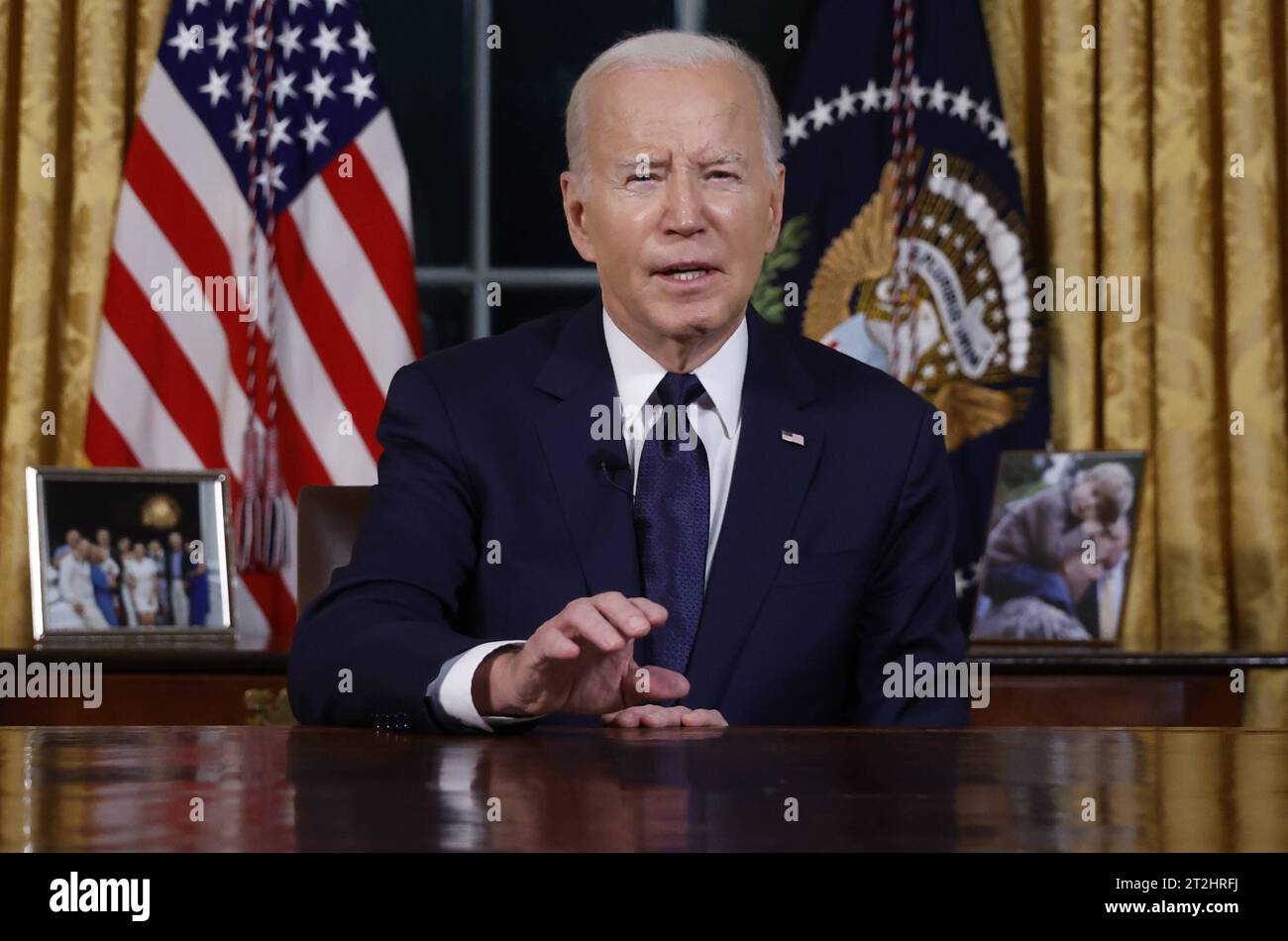 US-Präsident Joe Biden hält eine Hauptansprache an die Nation, in der er vom Oval Office des Weißen Hauses in Washington, USA, am 19. Oktober 2023 über seine Herangehensweisen an den Konflikt zwischen Israel und Hamas, humanitäre Hilfe in Gaza und die weitere Unterstützung der Ukraine in ihrem Krieg mit Russland berichtet. Copyright: XJonathanxErnstx/xPoolxviaxCNPx/MediaPunchx Credit: Imago/Alamy Live News Stockfoto
