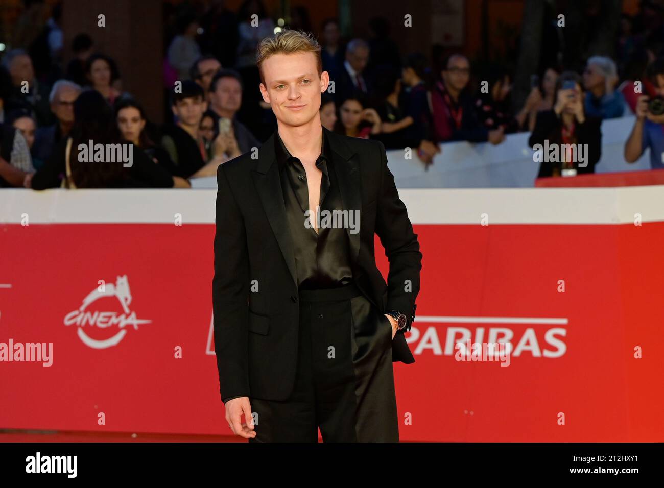 Rom, Italien. Oktober 2023. Anson Boon besucht den roten Teppich des Films Witwe Clicquot beim Rome Film fest 2023 im Auditorium Parco della Musica. (Foto: Mario Cartelli/SOPA Images/SIPA USA) Credit: SIPA USA/Alamy Live News Stockfoto