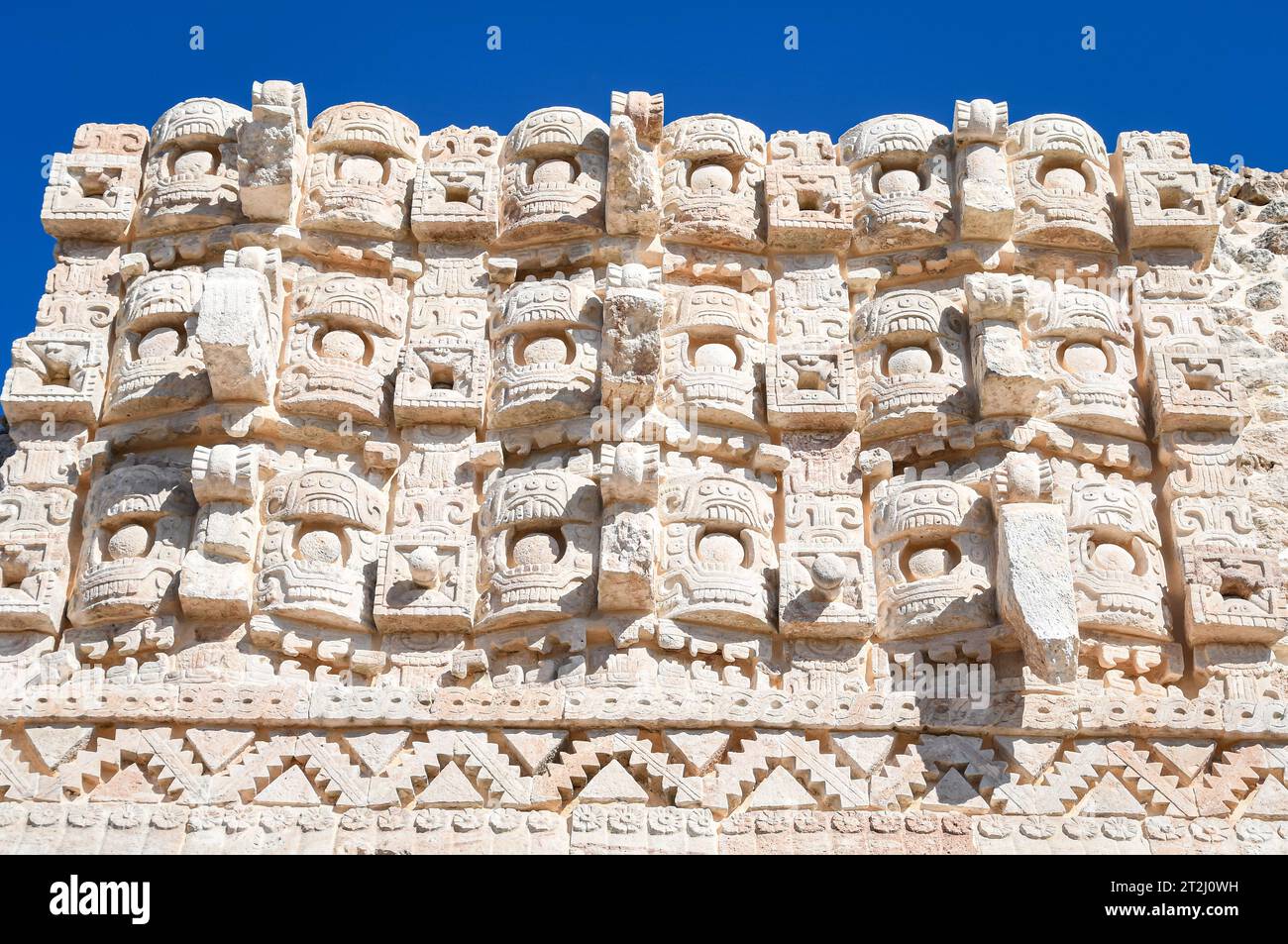 Teil der Fassade des Tempels der Masken in der archäologischen Zone Kabah, gelegen an der Puuc Route der Yucatan Halbinsel, Mexiko. Das Bild Stockfoto