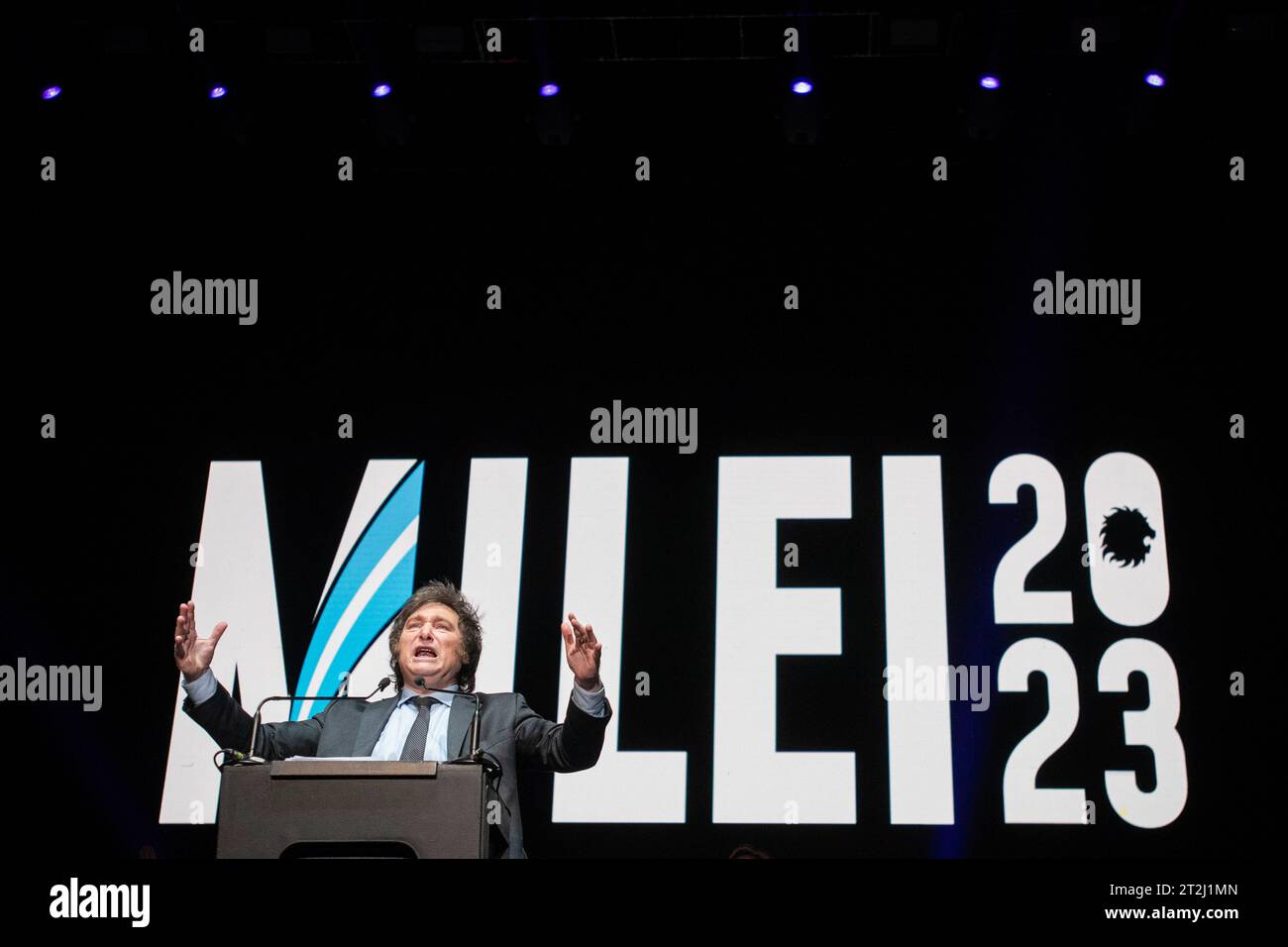 Buenos Aires, Argentinien. Oktober 2023. Der Präsidentschaftskandidat der Liberty Advances Koalition Javier Milei reagiert auf eine Wahlkampfkundgebung. Der argentinische Präsidentschaftskandidat Javier Milei von der Liberty Advances Koalition nimmt an der Abschlussveranstaltung seines Wahlkampfes vor den Präsidentschaftswahlen Teil. Quelle: SOPA Images Limited/Alamy Live News Stockfoto