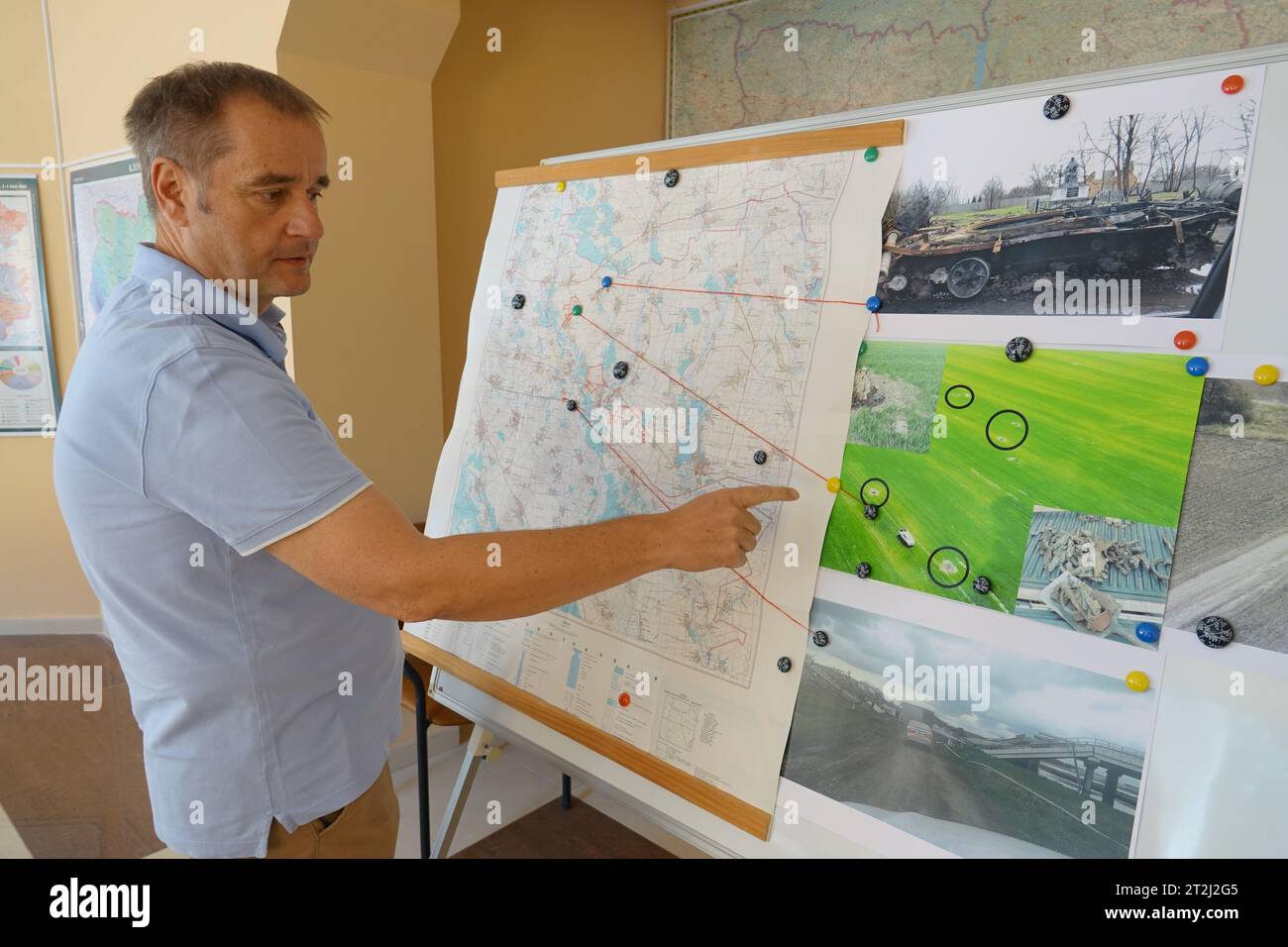 Kiew, Ukraine. September 2023. Dietrich Treis, Geschäftsführer des deutschen Landwirtschaftsunternehmens UIFK Agro in der Ukraine, zeigt auf einer Karte, welche Kriegsschäden 2022 auf einem der Felder entstanden sind. (Zu "im zweiten Kriegsjahr sitzen ukrainische Bauern auf der Ernte") Credit: Friedemann Kohler/dpa/Alamy Live News Stockfoto