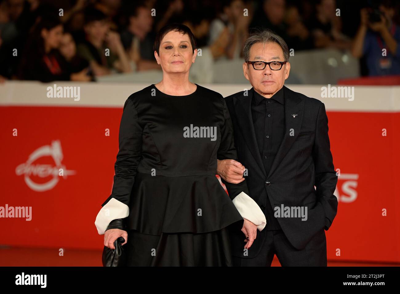 Rom, Italien. Oktober 2023. Roberta Torre (l) und Shigeru Umebayashi (r) besuchen den roten Teppich des Films Mi fanno male i capelli beim Rome Film fest 2023 im Auditorium Parco della Musica. (Foto: Mario Cartelli/SOPA Images/SIPA USA) Credit: SIPA USA/Alamy Live News Stockfoto