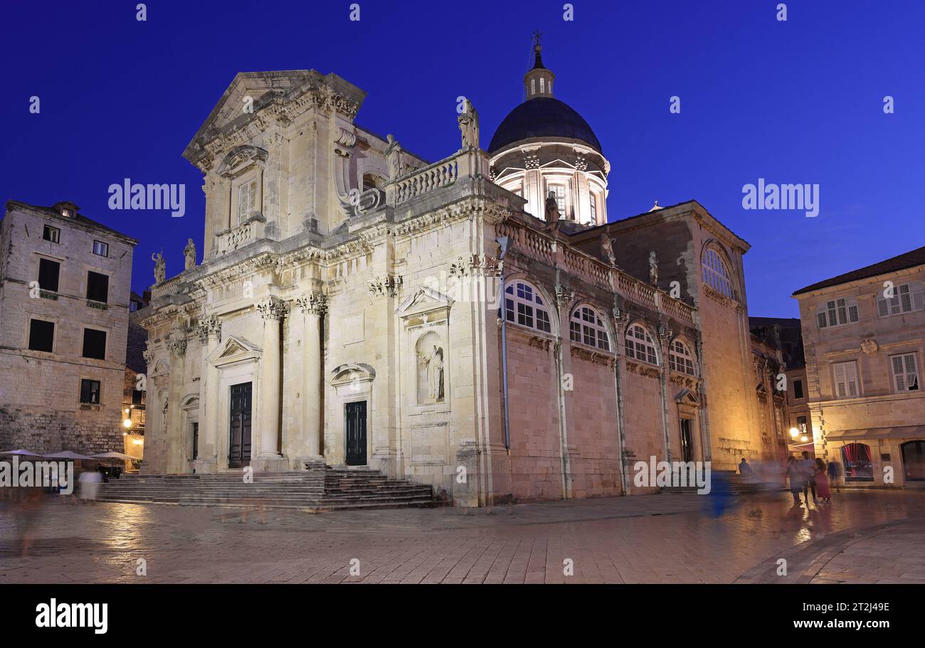 Die Kathedrale Himmelfahrt in der Abenddämmerung in der Altstadt von Ragusa (Dubrovnik), einem der bekanntesten Touristenziele am Mittelmeer Stockfoto