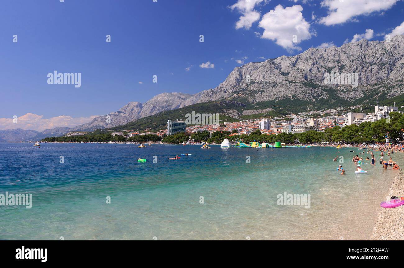 Panorama und Landschaft des Strandes in Makarska Resort und türkisfarbenes Adria Wasser in Kroatien Stockfoto