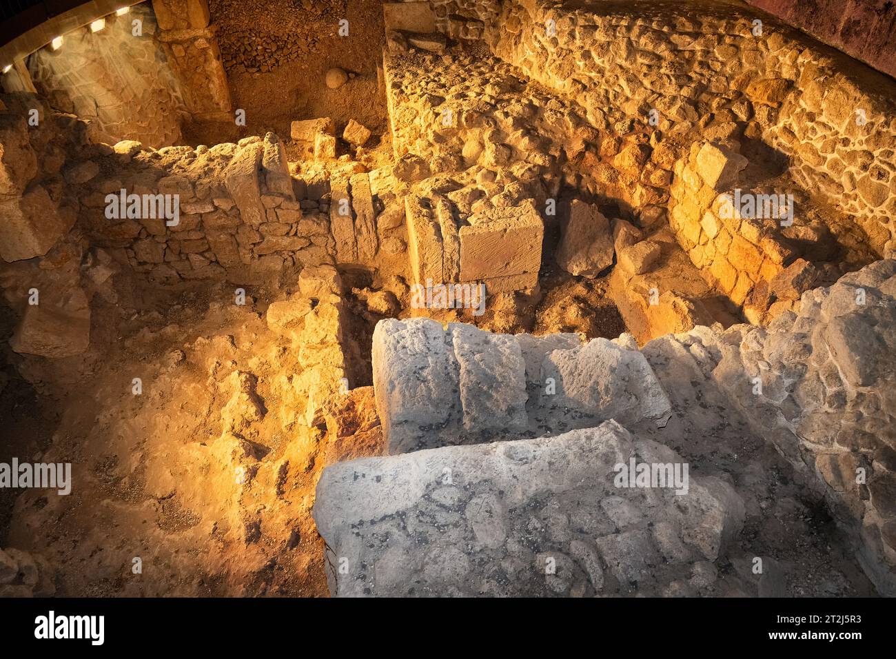 Acres, Israel - 15. August 2023: Ruinen in der Gefängnishalle der Kreuzfahrerfestung der Altstadt von Akko oder AKKA im Norden Haifa, Israel Stockfoto
